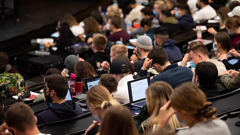 Studenten im Hörsaal.jpeg       -  Studierende im Hörsaal: BAföG-Anspruch gibt es nicht nur für Deutschland.