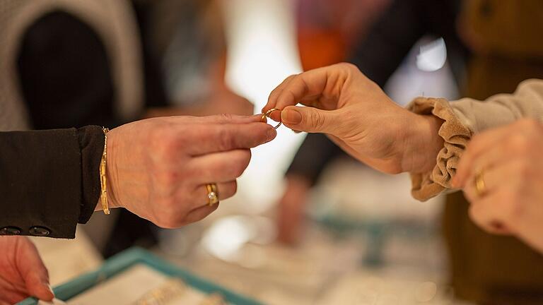Ringe und Accessoires gab es auch bei der Hochzeitsmesse. Ringe und Accessoires gab es auch bei der Hochzeitsmesse.