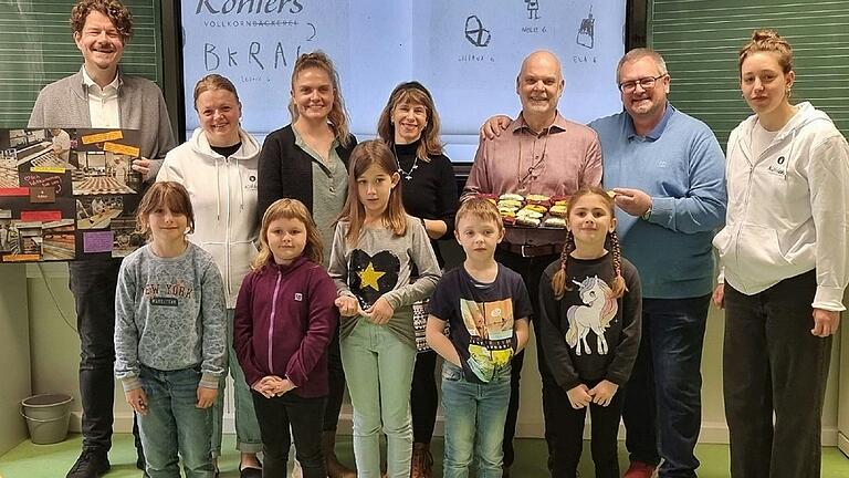 Christian Stück (Bürgermeister Kirchheim), Laura Schenzdzielorz (Bäckerei Köhler), Eileen Müller (Klassenlehrerin 1a), Sabine Reuß-Hubner (Klassenlehrerin 1b), Gunther Erhardt (Bürgermeister Geroldshausen), Harald Engbrecht (Bürgermeister Kleinrinderfeld), Jana Hoffegger (Bäckerei Köhlers), vorne: Liliana Dudaczek, Leonie Oppermann, Nele Saller, Felix Götzelmann und Mia Müller.