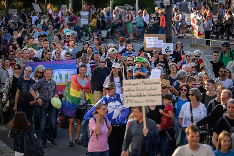 Demonstrationszug der Bewegung Fridays for Future am Freitag in der Würzburger Innenstadt. Demonstrationszug der Bewegung Fridays for Future am Freitag in der Würzburger Innenstadt. 