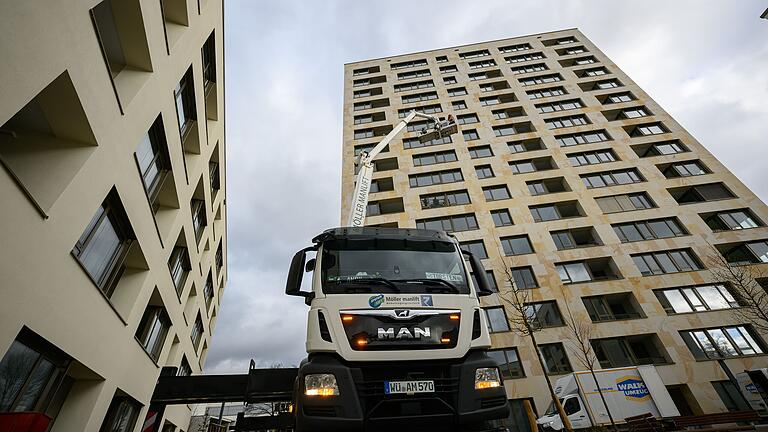 Mit einer LKW-Arbeitsbühne werden die Glas- und Sonderreiniger zu den oberen Stockwerken gehoben. Mit einer LKW-Arbeitsbühne werden die Glas- und Sonderreiniger zu den oberen Stockwerken gehoben.