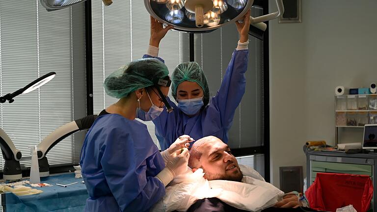 Das Geschäft mit dem Haarausfall - Haartransplantationen       -  Aydin Kesti ist in die Türkei gereist, um sich einer Haartransplantation zu unterziehen.