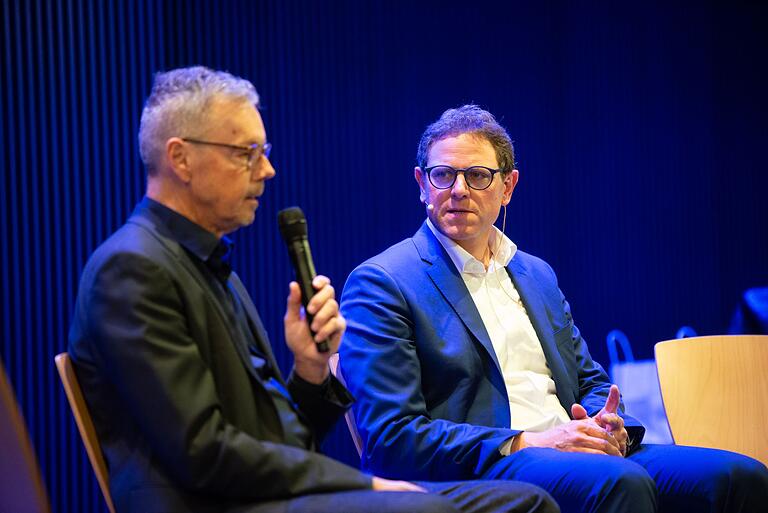 OB-Kandidat Martin Heilig im Gespräch mit dem Würzburger Ökonom Peter Bofinger. OB-Kandidat Martin Heilig im Gespräch mit dem Würzburger Ökonom Peter Bofinger.