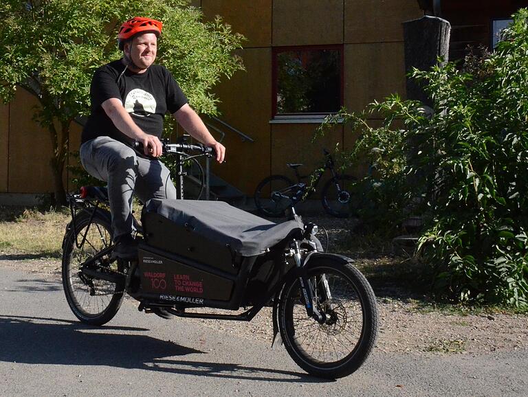 Wie fährt sich eigentlich so ein Lastenfahrrad? Viele Besucher wollten das beim Empfang der Radgruppe an der Schule einmal ausprobieren. Auch unser Reporter Peter Schmieder wagte einen Versuch.