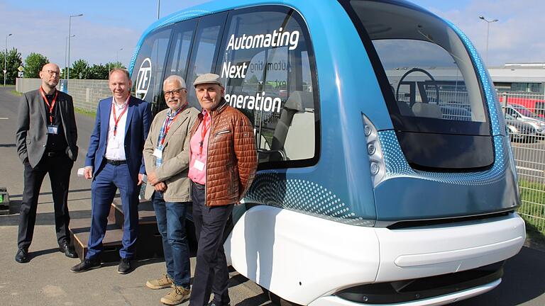 Im Mai ließ sich eine Delegation der Stadt Kitzingen das autonome Shuttle auf der ZF-Versuchsstrecke in Schweinfurt vorführen (von links): Bauamtsleiter Oliver Graumann, Oberbürgermeister Stefan Güntner, Stadtrat Klaus Sanzenbacher und der Sachgebietsleiter Tiefbau, Hilmar Hein.