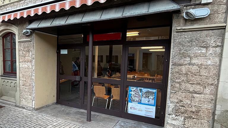 Premiere für den Stadtrat Dettelbach: Erstmals tagte er in öffentlicher Sitzung im 'Bachhaus', einem ehemaligen Kaufhaus, das für die Dauer der Rathaussanierung als Übergangsdomizil dienen dürfte. Premiere für den Stadtrat Dettelbach: Erstmals tagte er in öffentlicher Sitzung im 'Bachhaus', einem ehemaligen Kaufhaus, das für die Dauer der Rathaussanierung als Übergangsdomizil dienen dürfte.