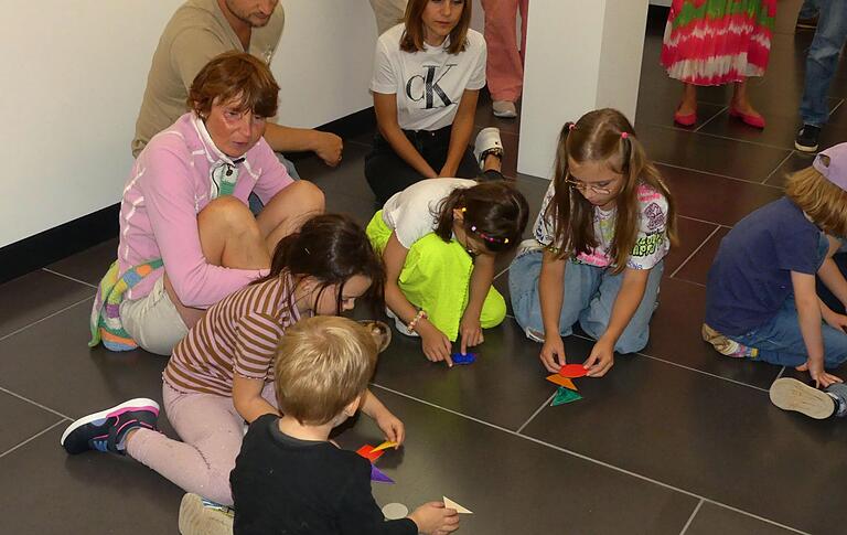 Wie funktioniert abstrakte Kunst? Bei den Familienführungen entstanden Tiere aus Dreieck, Kreis und Quadrat. Wie funktioniert abstrakte Kunst? Bei den Familienführungen entstanden Tiere aus Dreieck, Kreis und Quadrat.
