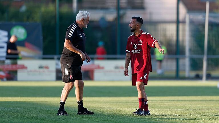 Taktische Gespräche: FCN-Trainer Jörg Dittwar (links) fachsimpelt mit Oliver Gorgiev.