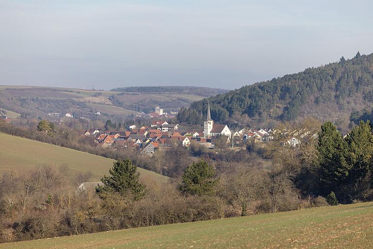 Blick auf das Kirchdorf Binsfeld.