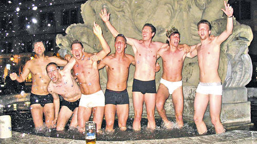 Meisterjubel der Würzburger Kickers mit einem erfrischenden, nächtlichen Bad im Vierröhrenbrunnen (von links): Jochen Breitenbach, Tobias Riedner, Jan Nirsberger, Dominik Schlessmann, Sandro Rösch, Matthias Eichler und Benjamin Zierold. Meisterjubel der Würzburger Kickers mit einem erfrischenden, nächtlichen Bad im Vierröhrenbrunnen (von links): Jochen Breitenbach, Tobias Riedner, Jan Nirsberger, Dominik Schlessmann, Sandro Rösch, Matthias Eichler und Benjamin Zierold.