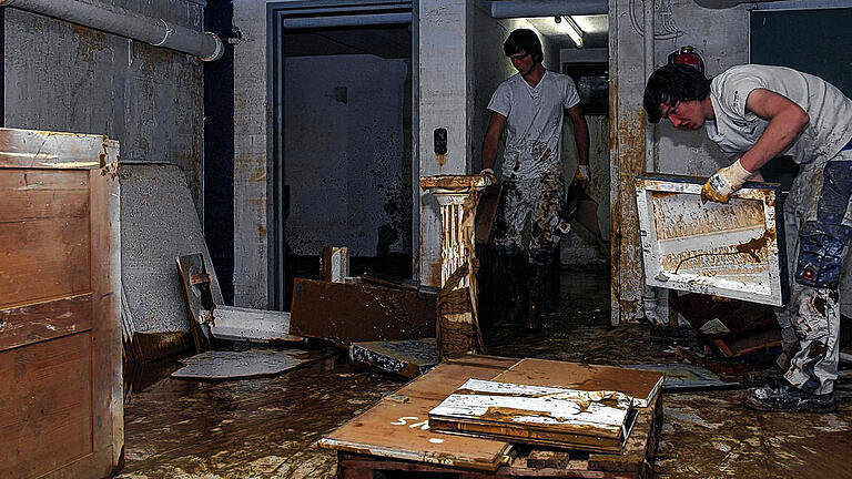 Maler im Matsch: Das Lager der Malerinnung im Nebengebäude der Mellrichstädter Berufsschule wurde vom Hochwasser überflutet. Sämtliches Inventar und Mobiliar wurde zerstört, ebenso wie einige Gesellenstücke. Maler im Matsch: Das Lager der Malerinnung im Nebengebäude der Mellrichstädter Berufsschule wurde vom Hochwasser überflutet. Sämtliches Inventar und Mobiliar wurde zerstört, ebenso wie einige Gesellenstücke.