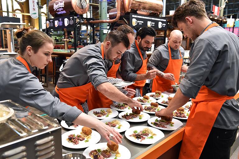 Team Orange hatte nach Meinung der Juroren das schwächere Dessert, weshalb vier Kandidaten aus diesem Team um das Weiterkommen kämpfen mussten.