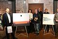 Preisübergabe beim Kunstpreis: Sponsor Helge Bey vom Architekturbüro Haase und Bey (von links), Dr. Henrike Holsing (stellv. Direktorin Kulturspeicher Würzburg), Kunstpreisgewinner Piot Brehmer, Sponsor  Jochen Harth von der Arge GKP und Harth, Vater der Publikumspreisträgerin Simone Rössler, Bürgermeister Thomas Stamm mit den Bildern 'in balance - event horizon' von Piot Brehmer (links) und 'Ebbe und Flut' von Simone Rössler.