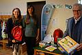 Dorothee Marschall, Diakonie Schweinfurt, verteilt Wanderrucksäcke an Kinder des Kindergartens der Auferstehungskirche Schweinfurt.