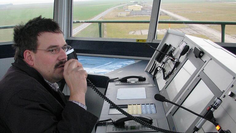 Flugplatzleiter Karl Herrmann.
