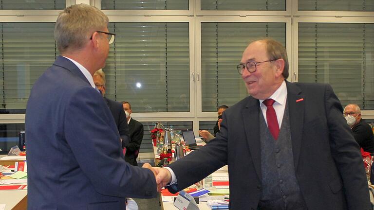 Handschlag für den Nachfolger: Walter Heußlein (rechts) war einer der ersten Gratulanten, als Michael Bissert am 10. Dezember in Würzburg zum neuen Präsidenten der Handwerkskammer gewählt wurde. Heußlein war aus Altersgründen nicht mehr angetreten.