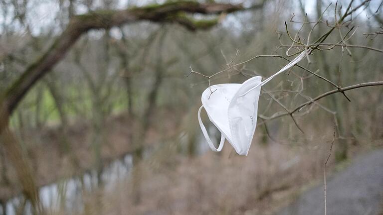 Ein Mund-Nasen-Schutz hängt an einem Ast. Die Sieben-Tage-Inzidenz in Rhön-Grabfeld lag am Freitag bei 2370,8. Ein Mund-Nasen-Schutz hängt an einem Ast. Die Sieben-Tage-Inzidenz in Rhön-Grabfeld lag am Freitag bei 2370,8.