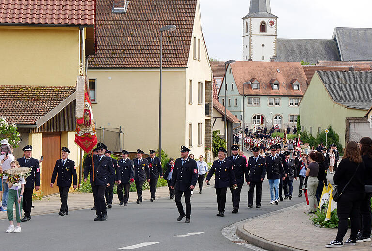 Die Jubiläumsfeuerwehr aus Dipbach ging dem Festzug mit 26 Gruppen durch das Dorf voraus. Die Jubiläumsfeuerwehr aus Dipbach ging dem Festzug mit 26 Gruppen durch das Dorf voraus.