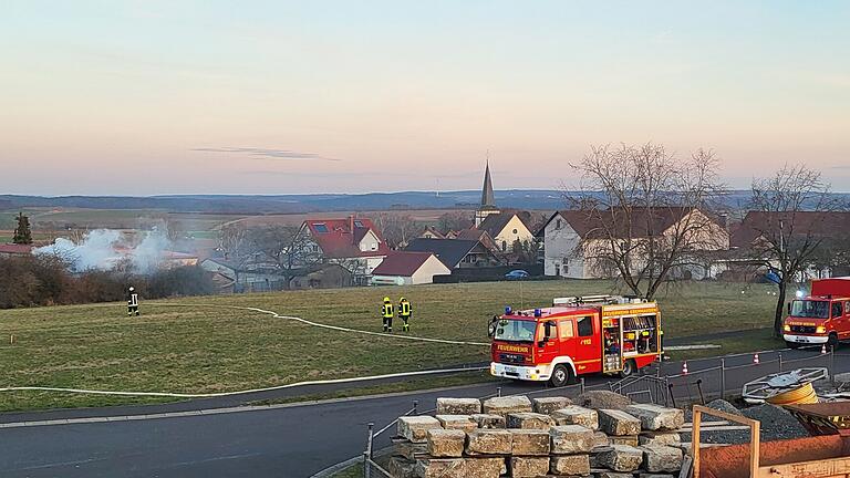 Trotz gefrierendem Löschwasser schaffte es die Feuerwehr den Brand zu löschen.       -  Trotz gefrierendem Löschwasser schaffte es die Feuerwehr den Brand zu löschen.