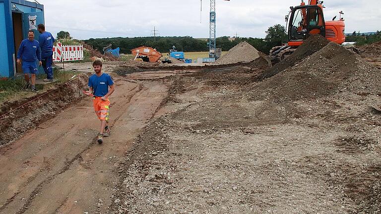 Sichtbare Fortschritte macht die Baustelle der Verbindungsstraße zwischen dem Haßfurter Gewerbegebiet Ost &bdquo;Godelstatt&ldquo; und der Prappacher Straße. Am 23. Juli soll die offizielle Eröffnung der Straße stattfinden. Bis dahin bleibt aber noch einiges zu tun.