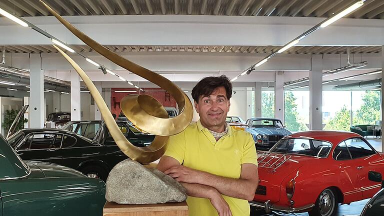 Die Energie von Albert Reinhart und seinem Sohn in einer Skulptur vereint. Das Kunstobjekt fügt sich stimmig ein in die Reihe der schmucken Oldtimer. Die Energie von Albert Reinhart und seinem Sohn in einer Skulptur vereint. Das Kunstobjekt fügt sich stimmig ein in die Reihe der schmucken Oldtimer.