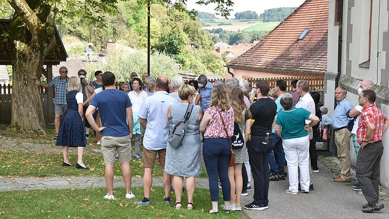 Ute Rüth (links mit dem Rücken zur Kamera) führt Besucher durch die Kirchenburg Ute Rüth (links mit dem Rücken zur Kamera) führt Besucher durch die Kirchenburg