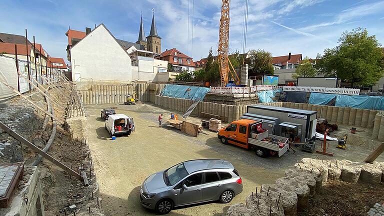 Am Mittwochmittag wurde auf der Baustelle des Hotels 'Wilder Mann' in Gerolzhofen nach Monaten des Stillstands wieder gearbeitet.