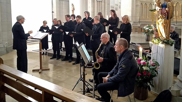 Das Vokalensemble Heilig Geist Schweinfurt unter der Leitung von Martin Seiwert und die Combo St. Josef Markt Heidenfeld übernahmen bei der Uraufführung die musikalische Ausgestaltung des 'Marienmusikologiums'