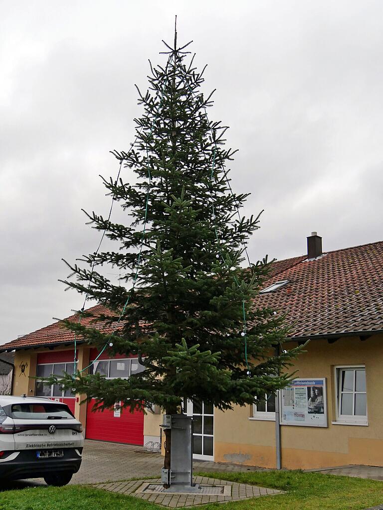 Der diesjährige Weihnachtsbaum vor dem Feuerwehrhaus in Erbshausen-Sulzwiesen. Er ist zwar nicht allzu breit und üppig, aber dafür besonders gerade gewachsen. Der diesjährige Weihnachtsbaum vor dem Feuerwehrhaus in Erbshausen-Sulzwiesen. Er ist zwar nicht allzu breit und üppig, aber dafür besonders gerade gewachsen.