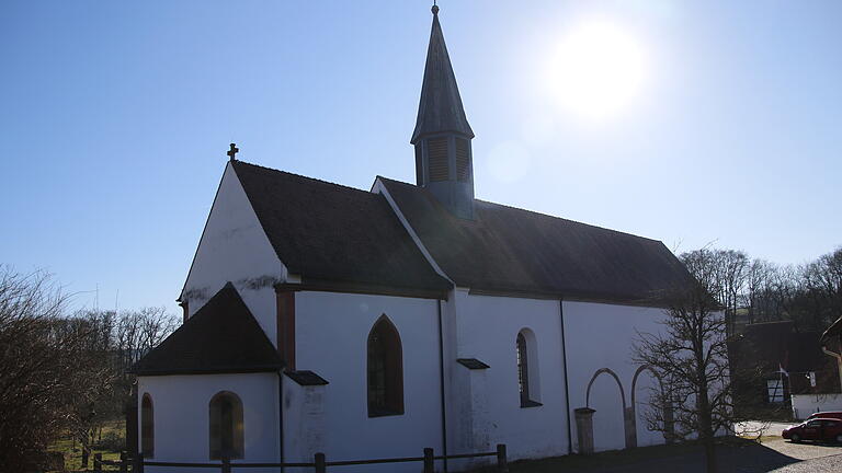 Das Kloster Frauenroth ist eine ehemalige Abtei der Zisterzienserinnen. Erhalten ist nur das Mittelschiff der Klosterkirche „St. Blasius“.       -  Das Kloster Frauenroth ist eine ehemalige Abtei der Zisterzienserinnen. Erhalten ist nur das Mittelschiff der Klosterkirche „St. Blasius“.
