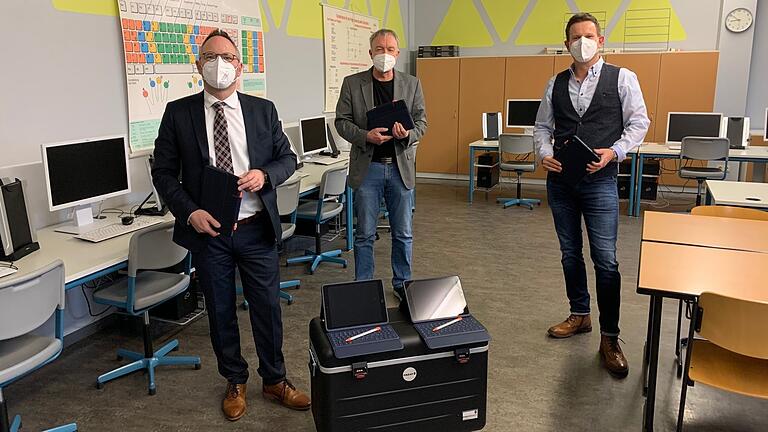 Schulleiter Thomas Schulz (Bildmitte) sowie Bernd Kleinschnitz (rechts), der als Systembetreuer und Berater für Digitale Bildung bei der Auswahl und Beschaffung der Tablets mitgewirkt hat, bedankten sich in Gerbrunn bei Bürgermeister Stefan Wolfshörndl (links) für die finanzielle Unterstützung bei der Anschaffung. Schulleiter Thomas Schulz (Bildmitte) sowie Bernd Kleinschnitz (rechts), der als Systembetreuer und Berater für Digitale Bildung bei der Auswahl und Beschaffung der Tablets mitgewirkt hat, bedankten sich in Gerbrunn bei Bürgermeister Stefan Wolfshörndl (links) für die finanzielle Unterstützung bei der Anschaffung. 