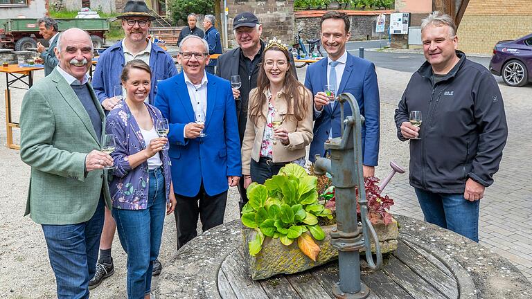 Hoffen gemeinsam auf eine Zukunft des Brunnenschoppens und stießen darauf an: (von links) Artur Weinmann, Präsident des Fränkischen Weinbauverbandes, Eva-Maria Schmitt und Martin Pfrang (hinten), die beiden Vorsitzenden des Weinbauvereins Michelau-Altmannsdorf, Regierungspräsident Eugen Ehmann, sowie Hermann Schmitt, Geschäftsführer des Fränkischen Weinbauverbandes, die Fränkische Weinkönigin Lisa Lehritter, Landrat Florian Töpper und Bürgermeister Michael Wolf.