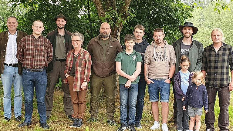 BJV-Kreisgruppenvorsitzender Stephan Biertempfel (links) und  Ausbildungsleiter Andreas Schlereth (rechts) gratulierten den Absolventen  (von links): Maximilian Lohde, Andreas Hennemann, Ute Krämer,  Florian Fuchs, Johannes Kierdorf, Ludwig Vogt, Christopher Bodenstein,  Stefan Markert.