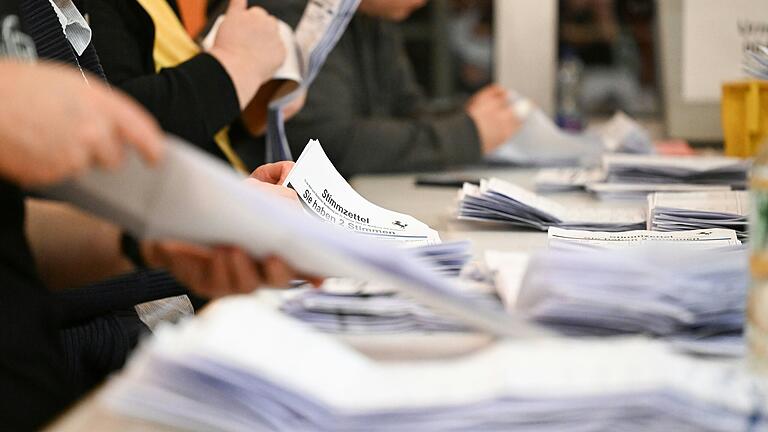 Stimmzettel der Briefwahl für die Bundestagswahl werden ausgezählt. Stimmzettel der Briefwahl für die Bundestagswahl werden ausgezählt. 
