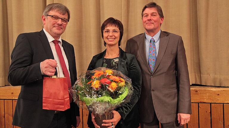 Grüße aus Franken durfte Gastrednerin, die Europa-Abgeordnete der Freien Wähler, Ulrike Müller (Mitte), vom Kreisvorsitzenden Heinrich Freiherr von Zobel und Kreistag-Fraktionssprecher und Waldbrunns Bürgermeister Hans Fiederling in Empfang nehmen. Grüße aus Franken durfte Gastrednerin, die Europa-Abgeordnete der Freien Wähler, Ulrike Müller (Mitte), vom Kreisvorsitzenden Heinrich Freiherr von Zobel und Kreistag-Fraktionssprecher und Waldbrunns Bürgermeister Hans Fiederling in Empfang nehmen.