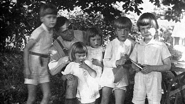 Der persönliche Blick der Familie: Claus Schenk Graf von Stauffenberg mit seinem Sohn Heimeran,  seiner Tochter Valerie, der Nichte Elisabeth, dem Neffen Alfred und seinem Sohn Franz Ludwig im Sommer 1943.