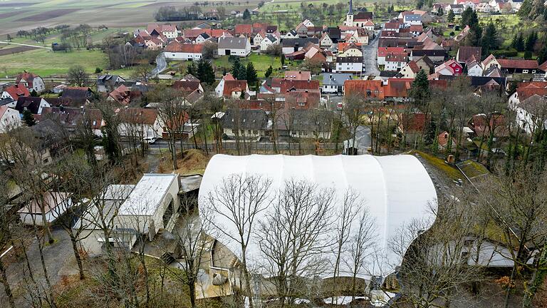 Seit die Freilichtbühne im Passionsspielort Sömmersdorf (Lkr. Schweinfurt) ihr neues Zeltmembran-Dach erhalten hat, schwelt ein Konflikt mit Anwohnern. Sie setzen sich gegen Veranstaltungen außerhalb der Passionsspielzeit zur Wehr.