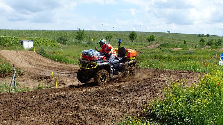 Wo sonst Geländemotorräder unter schwierigsten Geländegegebenheiten fahren, war kürzlich das erste Mal das Quad des Rettungsdienstes unterwegs. Genauer gesagt das „All Terain Vehicle“, kurz ATV genannt. Es ist seit Anfang 2020 bei der BRK-Bereitschaft in Volkach stationiert und hat schon etliche Einsätze, wie zum Beispiel Verletztenrettung oder Vermisstensuche im schwierigen Gelände hinter sich. Aktuell kam es vor kurzer Zeit bei der Verletztenbergung am „Dschungelpfad“ bei Astheim &nbsp;mit zum Einsatz. Jetzt hat der Motorradsportclub (MSC) Albertshofen die BRK´ler der ATV-Gruppe unentgeltlich zu einem Trainingstag auf seinem Gelände eingeladen. Für Fachdienstleiter Bernd Pfaff eine total nette Geste, die die Gruppe sofort annahm. Tiefe Schlammlöcher und extrem ansprechende und schwierige Erdhügel musste das Allradfahrzeug überwinden, was die Fahrer bei den hohen Außentemperaturen bis an die Grenze der körperlichen Erschöpfung brachte. „Das beste Training, was es gibt!“ freut sich Pfaff, der mit dem fahrerischen Können der Mitglieder absolut zufrieden war. &nbsp;Über und über mit Dreck und Schlamm überzogen, war dann gegen Abend das große Abspritzen mit dem Dampfreiniger angesagt.