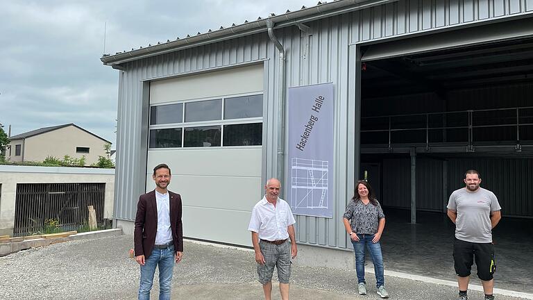 Bei der offiziellen Übergabe der neuen Lagerhalle im Gerolzhöfer Bauhof: (von links) Bürgermeister Thorsten Wozniak, der ehemalige Bauhofleiter Norbert Hackenberg, Sandra Nagel aus dem Stadtbauamt und der neue Bauhofleiter Michael Finster.