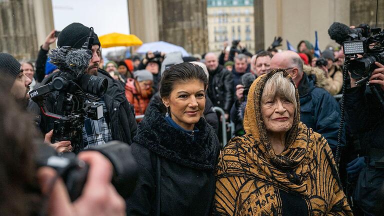 Sahra Wagenknecht und Alice Schwarzer       -  Wagenknecht (links) und Schwarzer vor dem Brandenburger Tor in Berlin.