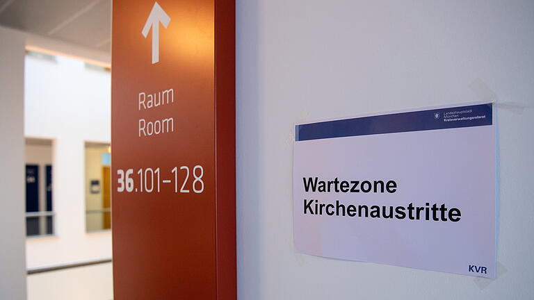 Kirchenaustritt.jpeg       -  Schild mit der Aufschrift 'Wartezone Kirchenaustritte' im Standesamt München: Bundesweit kehrten im Jahr 2022 so viele Menschen wie noch nie der katholischen Kirche den Rücken.