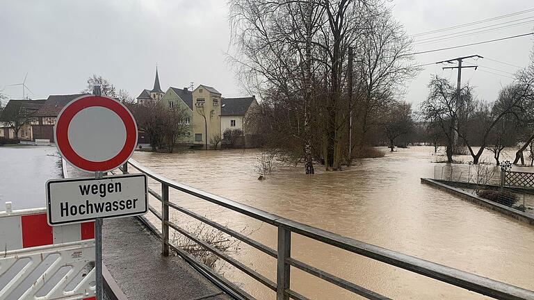 Die alte Brücke in Althausen musste wegen des Hochwassers in der Lauer gesperrt werden.       -  Die alte Brücke in Althausen musste wegen des Hochwassers in der Lauer gesperrt werden.