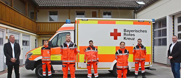 Die neuen Auszubildenden im BRK-Team des Kreisverbandes Rhön-Grabfeld mit Heiko Stäblein (von links, Leiter Rettungsdienst) sowie die Azubis Paul Machinek (Technischer Rettungssanitäter), Niklas Linder, Felix Kirchner, Nina Rittelmeier (Notfallsanitäter), Till Kluge (Technischer Rettungssanitäter) sowie Kreisgeschäftsführer Ralf Baumeister.