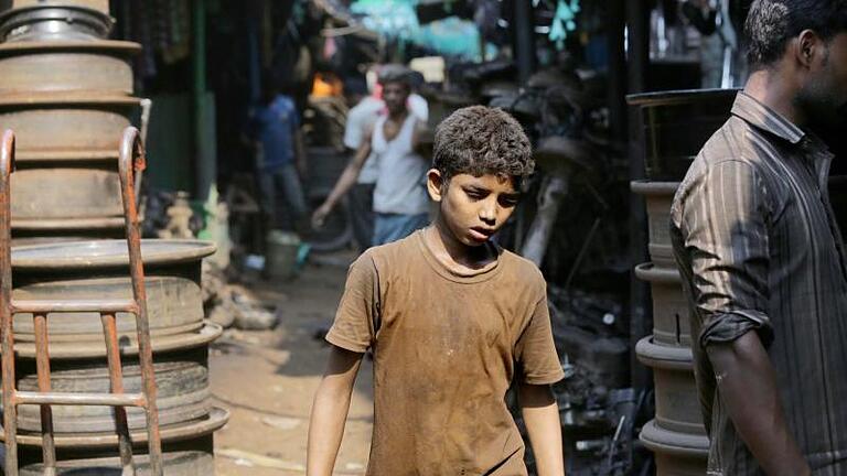 Kinderarbeit in Indien: Die Sterblichkeitsrate von Kindern auf dem Subkontinent ist dramatisch hoch. Foto: Piyal Adhikary       -  Kinderarbeit in Indien: Zum Abbau von Mica riskieren Kinder in eigentlich geschlossenen Minen ihr Leben.