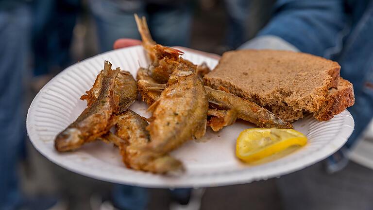 Das Objekt der Begierde: Zwei Zentner der knusprigen Meefischli fanden beim Fischmarkt in Randersacker ihre Liebhaber.