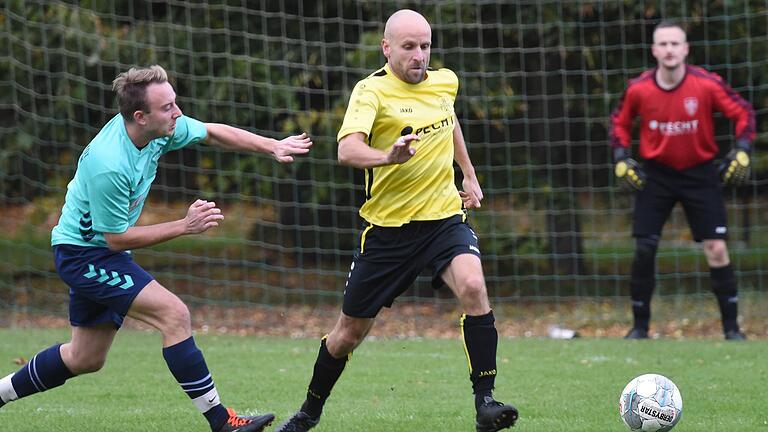 Carl Murphy (gelbes Trikot, Archivfoto) leitete mit einem verwandelten Handelfmeter den 4:0-Sieg der SG Brendlorenzen/Windshausen gegen den zuvor in sieben Spielen unbesiegten Aufsteiger FC Ober-/Mittelstreu ein.