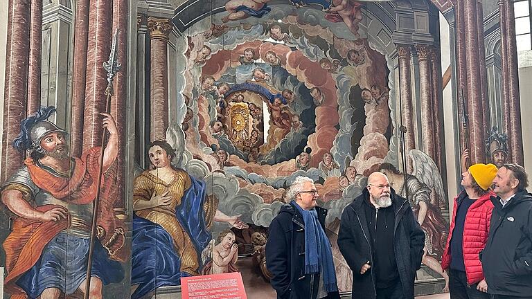 Besichtigung des 'Heiligen Grabs' von Kleineibstadt in der Karthause Astheim, sowie weiterer Leihgaben aus dem Grabfeld und der Rhön. Von links: Bezirksheimatpfleger Klaus Reder, Diözesankonservator Wolfgang Schneider, Kreisheimatpfleger Reinhold Albert und Sammlungskurator Christoph Deuter. Besichtigung des 'Heiligen Grabs' von Kleineibstadt in der Karthause Astheim, sowie weiterer Leihgaben aus dem Grabfeld und der Rhön. Von links: Bezirksheimatpfleger Klaus Reder, Diözesankonservator Wolfgang Schneider, Kreisheimatpfleger Reinhold Albert und Sammlungskurator Christoph Deuter.