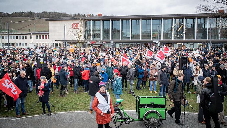 Am Würzburger Bahnhof hatten sich die Demonstrantinnen und Demonstranten versammelt.