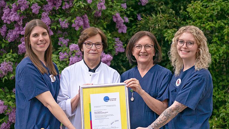 Das Foto zeigt von links: Melanie Heim, pflegerische Leitung der allgemeinpädiatrischen Station Giraffe, Chefärztin Prof. Dr. med. Christina Kohlhauser-Vollmuth, Johanna Fuchs, pflegerische Leitung der neonatologischen Station Panther und Elisa Sendelbach, pflegerische Leitung der Station Tanzbär zur Versorgung behinderter Patienten freuen sich über die erneute Auszeichnung der Missio Kinderklinik.