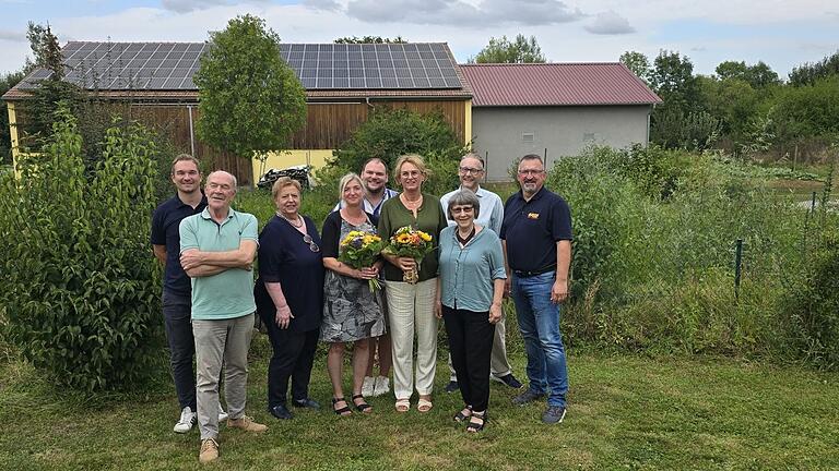 Das Foto zeigt Hans Werner Loew (Vorsitzender, ASB Würzburg), Michael Holzwarth (Geschäftsführer, ASB Würzburg), Gerlinde Martin (Vorstandsmitglied, ASB Würzburg), Christiane Fischer (Einrichtungsleitung, ASB Seniorenzentrum), Mario Ludwig (Pflegedienstleitung, ASB Seniorenzentrum), Helga Vierrether (Einrichtungsleitung, ASB Seniorenzentrum), Rosemarie Binder-Linsler (Vorstandsmitglied, ASB Würzburg), Dr.Martin Lenhardt (Stellv. Vorsitzender, ASB Würzburg), Jochen Löser (Geschäftsführer, ASB Würzburg).